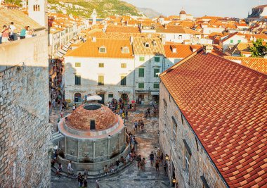 Dubrovnik eski şehir büyük Onofrio Çeşmede insanlara