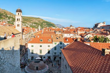 İnsanlar büyük Onofrio çeşme ve Franciscan Monastery Dubrovnik