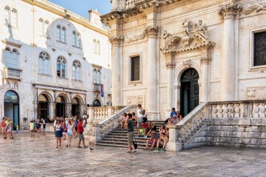 St Blaise kilisede Stradun Dubrovnik adımlardan insanlara