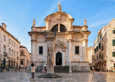 İnsanlar St Blaise Kilisesi Stradun Dubrovnik üzerinde meydanında