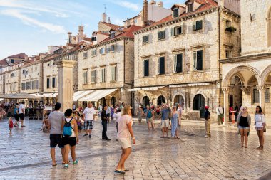 İnsanlar eski şehir Dubrovnik Stradun Street meydanında