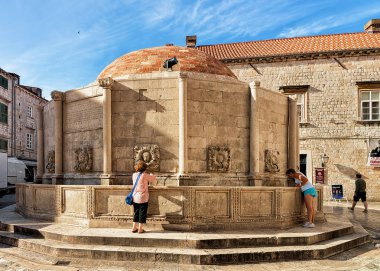 Dubrovnik'in tarihi şehir büyük Onofrio çeşme, içme kadın