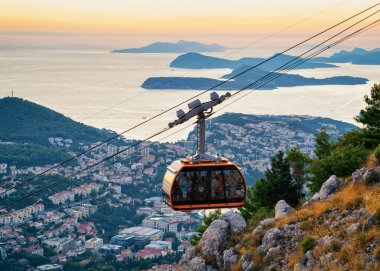 Kabin teleferik ve gün batımında antik Dubrovnik