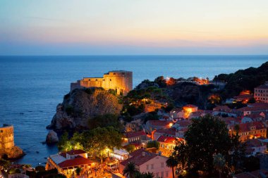 Fort Lovrijenac ve Dubrovnik gece Adriyatik Denizi