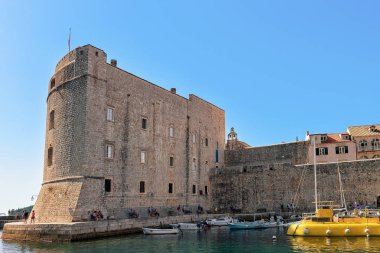 Saint John kale ve Dubrovnik'in eski limanda tekne