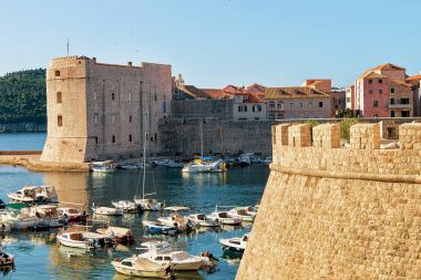 St John kale ve Dubrovnik'in eski limanda tekne