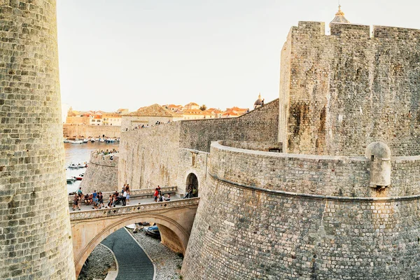 İnsanlar eski City Dubrovnik Hırvatistan Ploce giriş kapısında