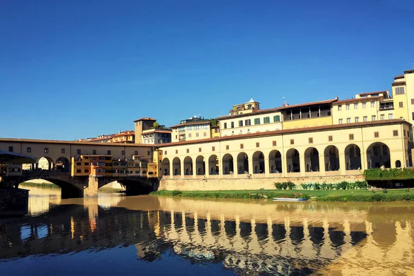 Puente Ponte Vecchio y río Arno en Florencia —  Fotos de Stock