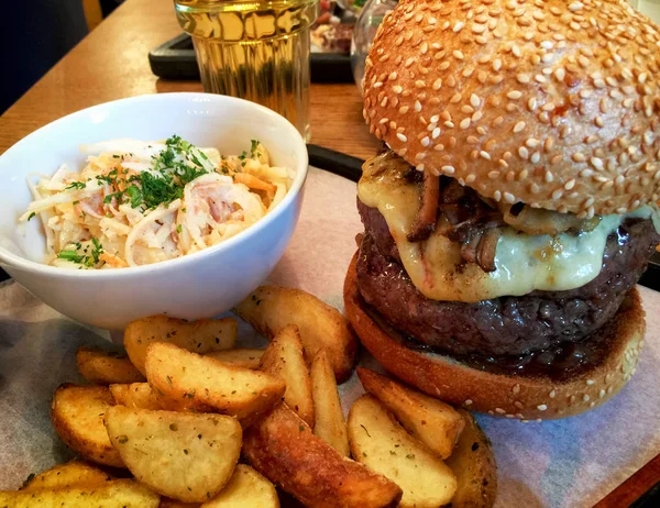 lezzetli hamburger ve patates kızartması