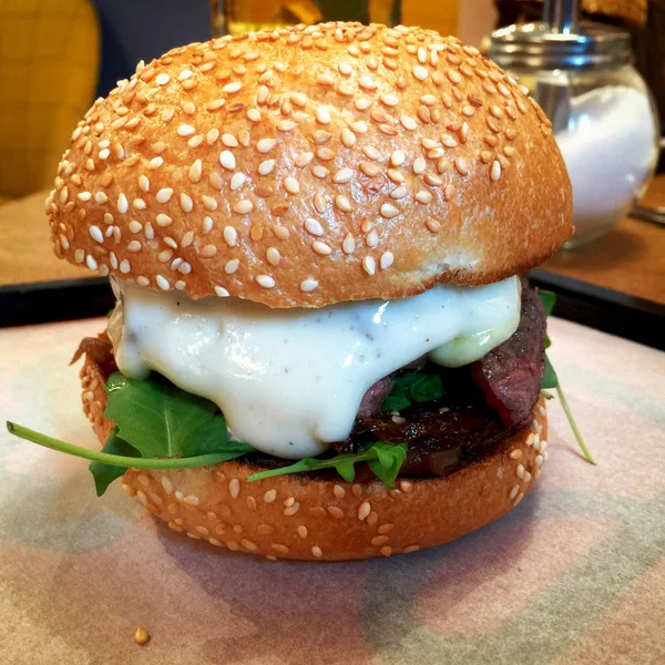 Eritilmiş peynir ile lezzetli hamburger