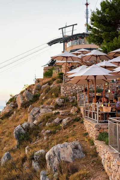 Gün batımında teleferik ve sokak Restoran