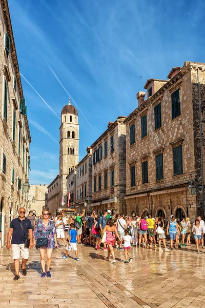 Crowded Stradun Street en la ciudad vieja de Dubrovnik — Foto de Stock