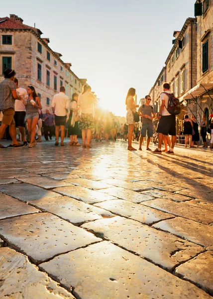 Dubrovnik gün batımı Hırvatistan Stradun sokakta insanların kalabalıklar