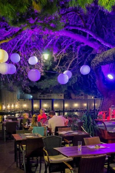 Familia en la cafetería de la calle con linterna iluminada por la noche Dubrovnik —  Fotos de Stock