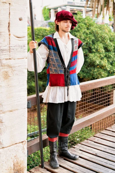 Giriş kapısı Dubrovnik adlı geleneksel kostüm koru