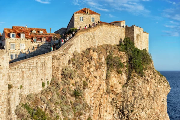 İnsanlar eski City duvar Dubrovnik Hırvatistan