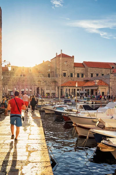 Personas en el puerto viejo de Dubrovnik al atardecer —  Fotos de Stock