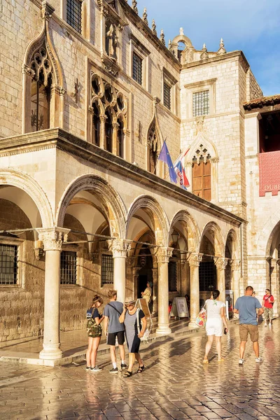 Sponza Sarayı'nda Stradun Caddesi Dubrovnik insanlara