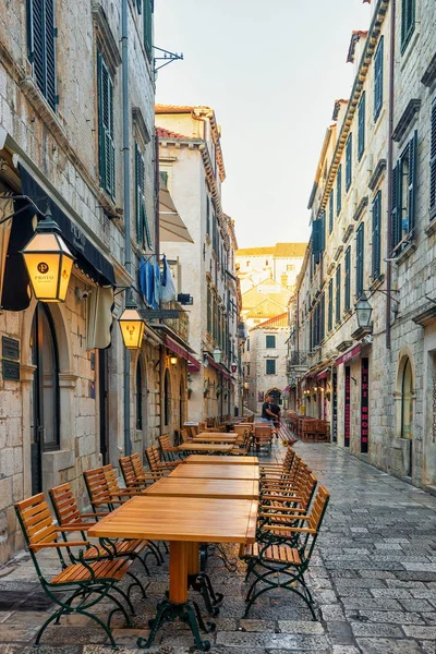 Calle cafetería adosada en Dubrovnik — Foto de Stock