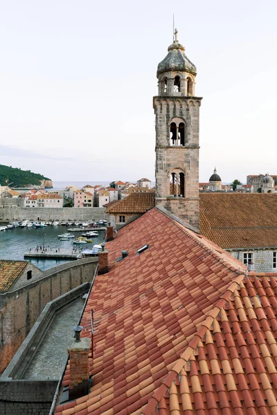 Dominicana monastero campanile e mare Adriatico Dubrovnik sera Croazia — Foto Stock