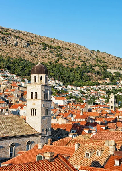 Mosteiro franciscano belfry visto das muralhas da cidade de Dubrovnik na Croácia — Fotografia de Stock