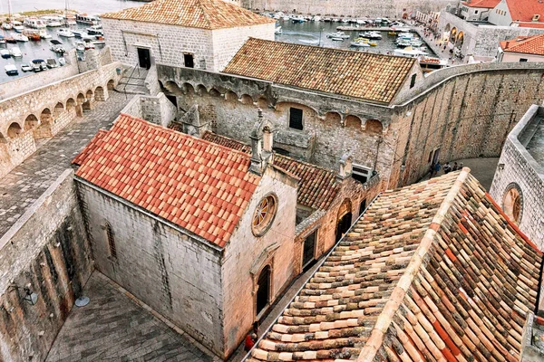 Klostret i Dubrovnik med rött tak kakel i Kroatien — Stockfoto