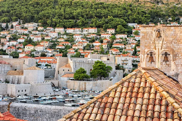 Telhados e porto na Cidade Velha de Dubrovnik Croácia — Fotografia de Stock