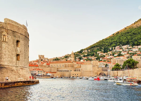 Dubrovnik yelkenli tekneler ve Saint John Kalesi ve eski liman