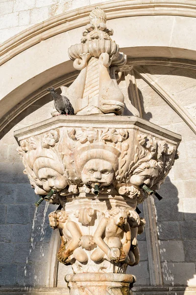 Pequeña fuente de Onofrio en el casco antiguo de Dubrovnik — Foto de Stock