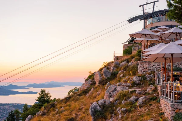 Teleferik ve Teras kafe Dobruca insanlara