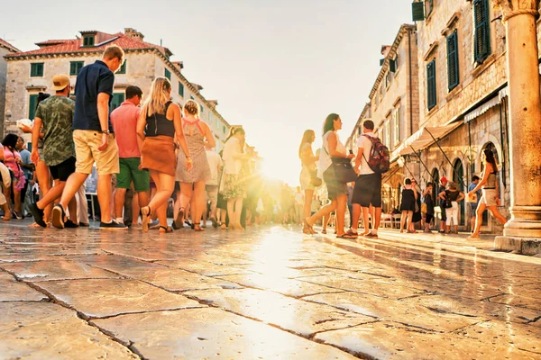 Gün batımında Stradun Caddesi Dubrovnik'in turist kalabalığından