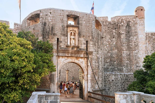 Mensen bij ingangspoort van de stapel in het oude centrum van Dubrovnik — Stockfoto