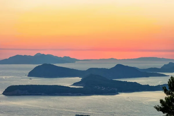 Fantastisk solnedgång och öarna i Adriatiska havet i Dubrovnik — Stockfoto