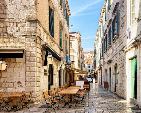 Restaurant terrasse rue ouverte à Dubrovnik — Photo