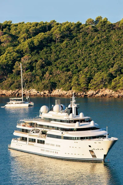 Yachts à l'île de Lokrum de la mer Adriatique à Dubrovnik — Photo