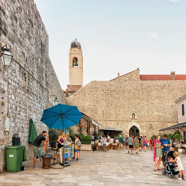 Puerto viejo y gente en el casco antiguo de Dubrovnik — Foto de Stock