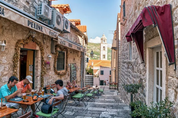 Amigos en la cafetería Open Street en Dubrovnik — Foto de Stock