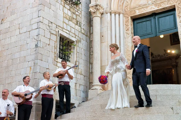 Şarkı ve gelin ve damat için oynarken müzisyenler Dobruca