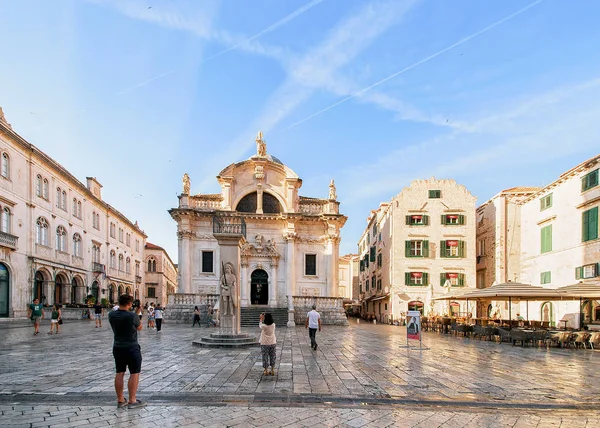 Les gens sur la place et l'église St Blaise à Stradun Dubrovnik — Photo