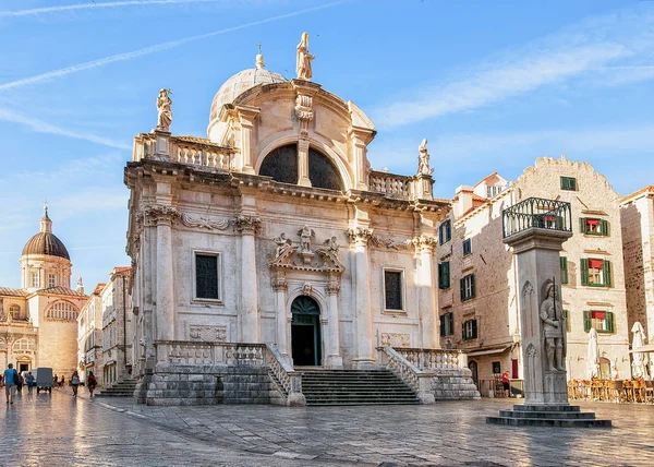 Przy samym placu St Blaise Kościoła i ludzi w Stradun Dubrovnik — Zdjęcie stockowe