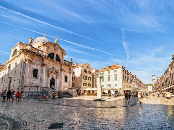 Kościół St Blaise i kolumna Orlando w Dubrovnik ulicy Stradun — Zdjęcie stockowe
