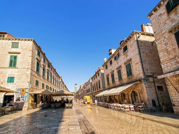 Stradun Street avec des gens dans la vieille ville Dubrovnik — Photo