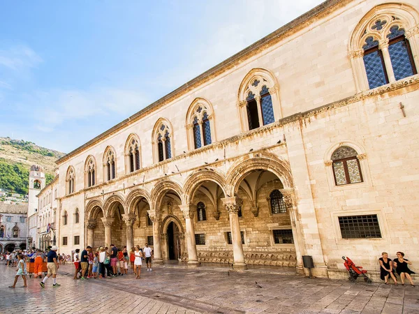 Turistas en la plaza de la calle Stradun en el casco antiguo de Dubrovnik —  Fotos de Stock