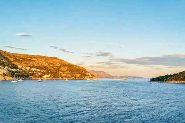 Navi da crociera a Lokrum nel Mar Adriatico di Dubrovnik — Foto Stock