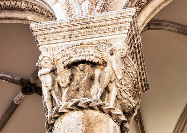 Detalle de columna en el Palacio del Rector en la ciudad vieja de Dubrovnik — Foto de Stock