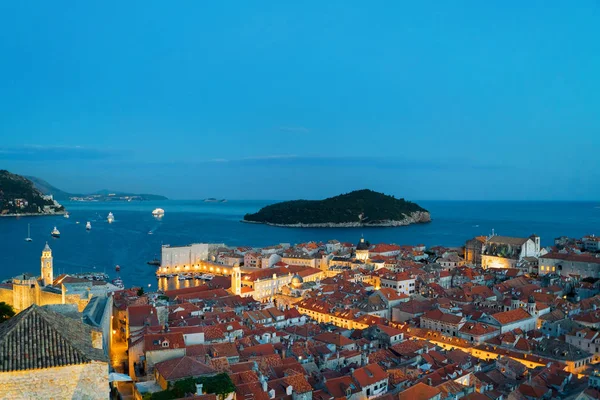 Dubrovnik régi város, Lokrum sziget Adriai-tenger éjjel — Stock Fotó