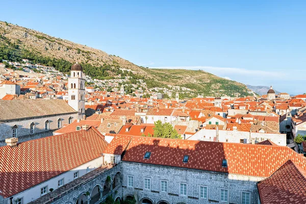 Dubrovnik eski şehir ile kırmızı kiremit