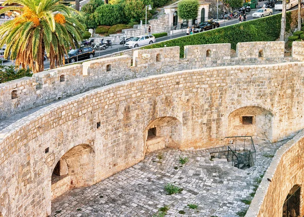 Oude stadsmuren bij stapel gate op de oude stad Dubrovnik — Stockfoto