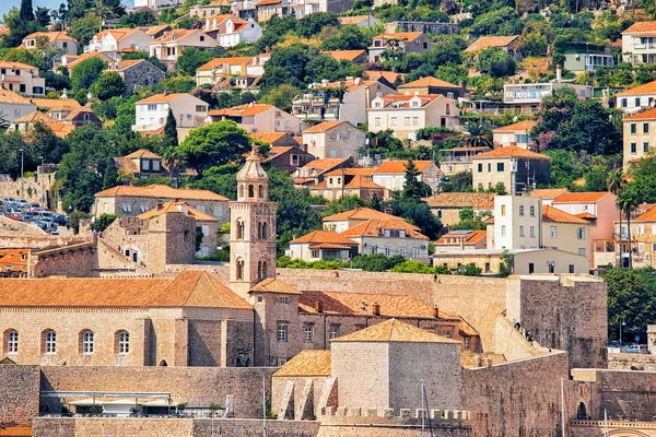 Panorama do mosteiro dominicano e telha vermelha de Dubrovnik — Fotografia de Stock