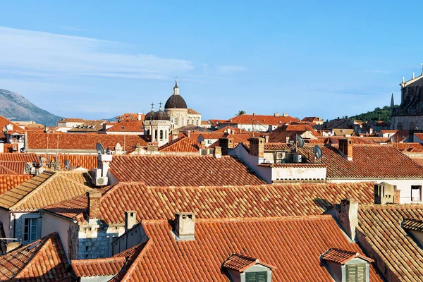 Panorama de la ciudad vieja de Dubrovnik con teja roja — Foto de Stock